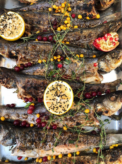 Gegrillte Fische mit Zitronenscheiben dekoriert