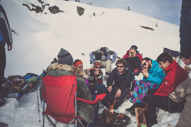 Freunde grillen im Schnee