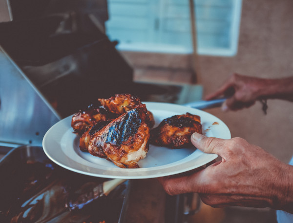 Fleisch vom Grill auf den Teller