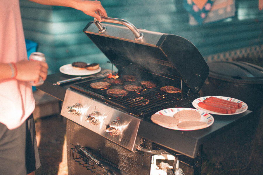 geöffneter Grill mit Fleisch