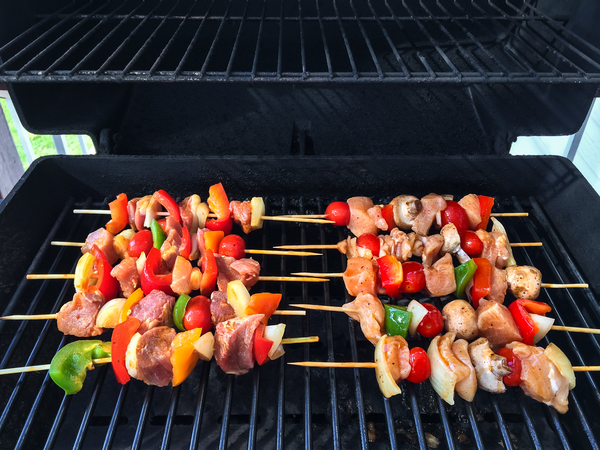 bunte Grillspieße auf Gasgrill