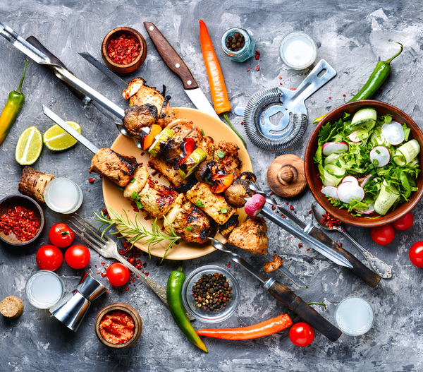 Gegrillte Speisen auf Tisch