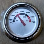 Gasgrill Temperatur auf Thermometer