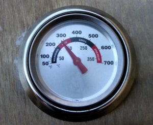 Gasgrill Temperatur auf Thermometer