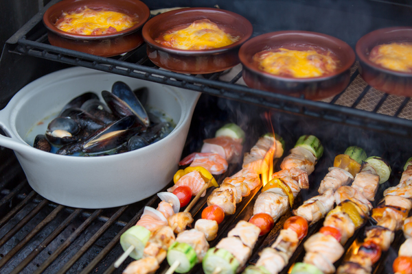 Muscheln und Spieße auf Gasgrill