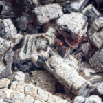 Angezündete Holzkohle