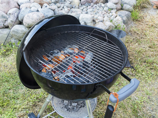 Angezündete Holzkohle im Kugelgrill