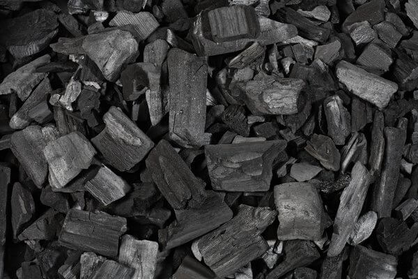 holzkohle-auf-einem-haufen Holzkohle auf einem Haufen