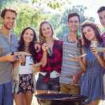 Freunde grillen gemeinsam