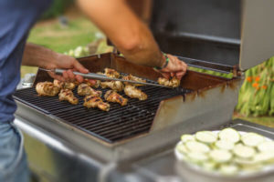 Hähnchenfleisch wird auf einem Gustrost gegrillt