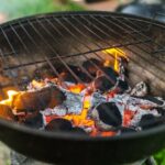 Angezuendete Holzkohle im Grill