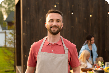 Marco Reuter in Grillschürze